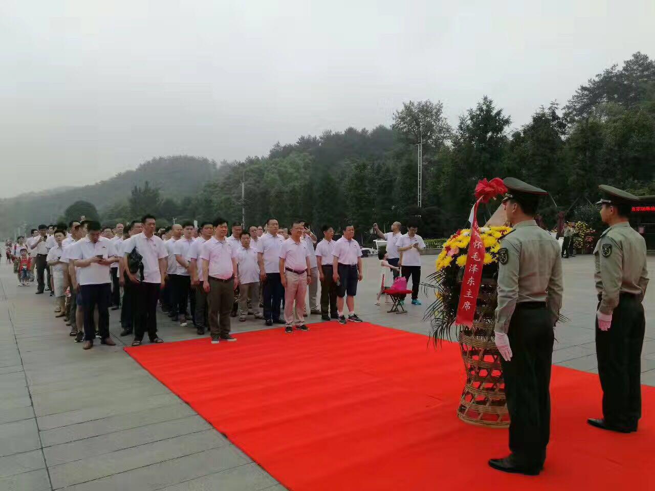 全體人員列隊向毛主席銅像敬獻花籃