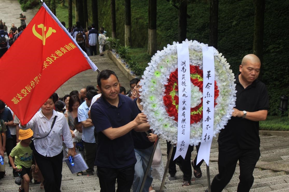 6月10日，全體員工參觀井岡山革命烈士陵園，并向革命烈士陵園敬獻花圈。